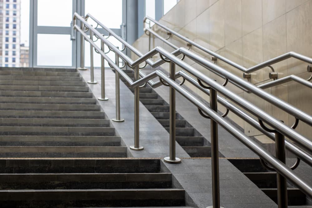 Benefícios de investir em corrimão de inox para escada